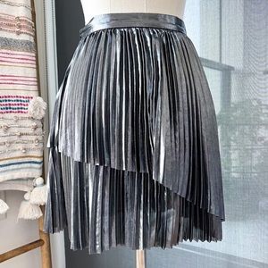 Aritzia Wilfred Silver Metallic Pleated Mini Skirt Women's Size 0